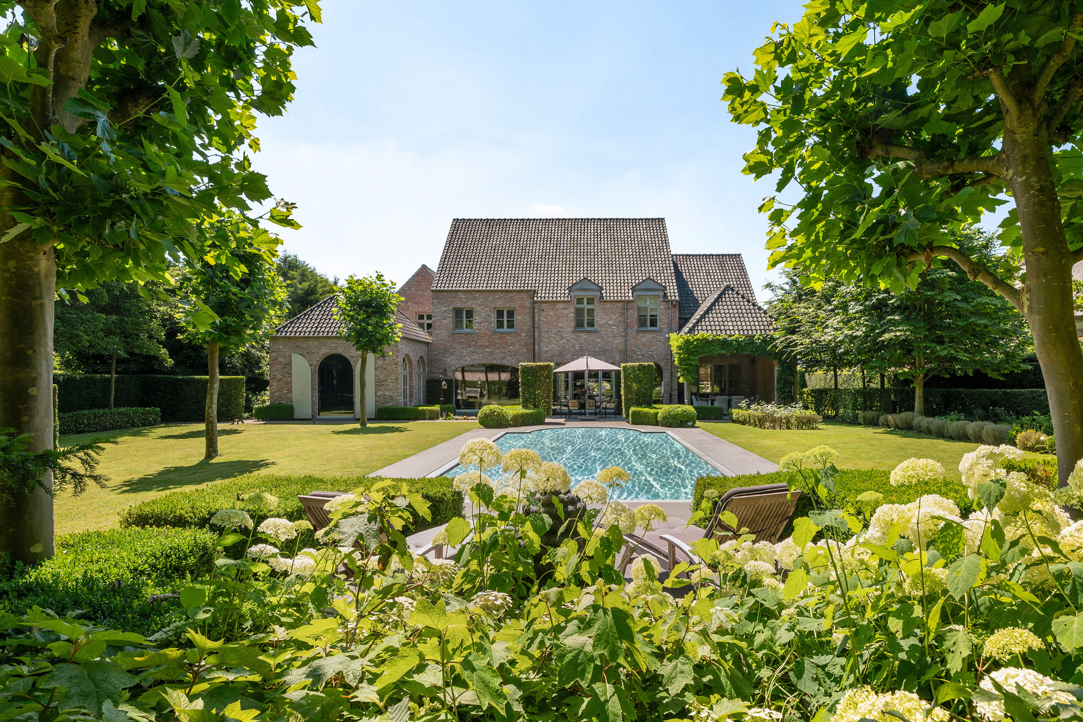 Villa van 600 m² met o.a. 4 slpk. en 3 badk. - foto 2