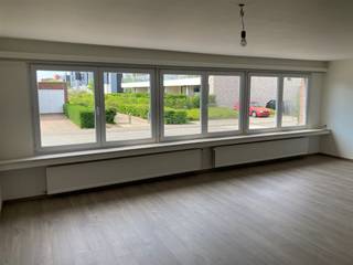 Très bel appartement rénové de qualité dans le centre de Herent Cet appartement très spacieux (107 m²) situé au rez-de-chaussée a subi une...