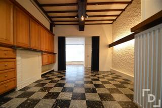 <p><span>"Gerenoveerde stadswoning in het centrum van Poperinge"</span><span><br />Deze volledig gerenoveerde stadswoning ligt in het centrum van Poperinge. Doch heeft de eigenaar van dit pand authentieke elementen behouden. Op de gelijkvloerse verdieping bestaat de woning uit een inkomhal, een ruime woonkamer met aansluitend de lichtrijke keuken. Vervolgens is er nog de veranda met aansluitend een ruime stadstuin. De eerste en tweede verdieping beschikken over 4 ruime slaapkamers waarvan 1 masterbedroom met ingebouwde kasten en een eigen uitgeruste badkamer. Bovendien beschikt iedere slaapkamer over een eigen wastafel en is er ook nog een tweede badkamer aanwezig. Langs het tweede verdiep kan men de ruime zolder betreden via de vaste trap. Zijn jullie op zoek naar een ruime stadswoning? Dan is deze woning zeker een bezoekje waard!</span></p>