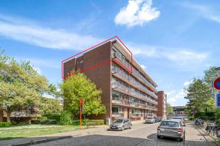 <p>Rustig gelegen binnen de ring van Leuven ligt op de 4de verdieping dit ruime 2-slaapkamerappartement met zuid-gericht terras.<br />Het appartement bevindt zich op de 4de verdieping en heeft een grote leefruimte met toegang tot de keuken en het zonnig, zuid-gericht terras.<br /><br /><br />Verder beschikt het appartement over een badkamer met douche, apart toilet en 2 ruime slaapkamers. Beide gelegen aan de rustige achterzijde van het gebouw. In de kelder bevindt zich de private berging.<br /><br /><br />Tevens is het verplicht om een afgesloten garagebox achter het gebouw bij te huren voor 100€/maand.<br />Maandelijkse provisie: 170€/maand (gemeenschappelijke kosten, voorschot op verbruik water en gas). Elektriciteit via individuele meter.<br /><br /><br />Troeven:<br />- ruim appartement met praktische indeling<br />- zuid gericht terras<br />- 2 grote slaapkamers<br />- apart toilet<br />- private kelderberging<br />- Verplicht om garagebox bij te huren (100€/maand)<br />- Onmiddellijk beschikbaar</p>