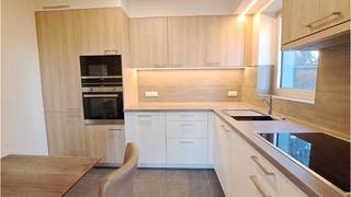 Gelijkvloers 3-slaapkamerappartement met 4 parkeerplaatsen. ** Thans uitgebaat als kantoor. Geschikt voor vrij beroep! ** ** + Mogelijkheid tot bijkopen garage aan 35.000 euro