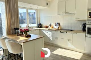 Dit vernieuwde appartement op de tweede verdieping biedt een aangename en lichtrijke woonomgeving op een rustige ligging aan de rand van Brugge. De ruime leefruimte geniet van veel natuurlijk licht en sluit aan op de open, volledig ingerichte keuken, wat zorgt voor een modern en open woongevoel. Het appartement beschikt over twee volwaardige slaapkamers en een stijlvolle badkamer met inloopdouche en lavabomeubel. Daarnaast is er een praktische berging met ingemaakte kasten en een apart toilet. Het appartement is voorzien van gordijnen en verlichtingsarmaturen.<br /><br />Achteraan het gebouw bevindt zich een garagebox bij te huren aan € 80/maand, wat een grote meerwaarde biedt. Dankzij de gunstige ligging bevinden bushalte, het station en diverse winkels zich in de onmiddellijke nabijheid. Bovendien is het centrum van Brugge vlot bereikbaar te voet of met de fiets, wat dit appartement ideaal maakt voor wie comfortabel en centraal wil wonen.<br /><br />EPC: 158 kWh/m². Gemeenschappelijke kosten provisie: € 60/maand.<br /><br />Er is geen lift aanwezig in het gebouw.<br /><br />Plan uw bezoek eenvoudig online: www.delbecque.immo.