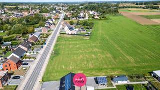 Met 568 m² biedt dit bouwperceel net wat meer ruimte voor wie een halfopen woning met een aangename tuin wil realiseren. De achterzijde van het perceel kijkt uit over de omliggende velden.<br /><br />Het perceel ligt aan de Riemsterweg in Martenslinde, met een vlotte verbinding richting Bilzen, Genk, Riemst, Maastricht en de E313. Winkels, scholen en openbaar vervoer bevinden zich eveneens in de nabije omgeving.<br /><br />Het perceel is bestemd voor halfopen bebouwing en biedt onder meer volgende mogelijkheden:<br /><br />Gelijkvloerse bouwdiepte tot maximaal 17 m<br /><br />Bouwdiepte op de verdieping tot maximaal 12 m<br /><br />Maximaal 2 volwaardige bouwlagen<br /><br />Keuze tussen een hellend of plat dak<br /><br />Mogelijkheid tot het voorzien van een carport binnen de voorziene zone<br /><br />Afmetingen van het perceel:<br /><br />Straatzijde: ca. 11,4 m<br /><br />Achterzijde: ca. 11,3 m<br /><br />Linkerzijde: ca. 50 m<br /><br />Rechterzijde: ca. 50 m<br /><br />Daarnaast voorzien de verkavelingsvoorschriften de mogelijkheid om één vrijstaand bijgebouw per perceel op te richten, bijvoorbeeld een tuinberging, poolhouse of terrasoverkapping. De oppervlakte bedraagt maximaal 10% van de achtertuin, wat voor halfopen bebouwing neerkomt op ongeveer 22 m², afhankelijk van de uiteindelijke inrichting van de achtertuin.<br /><br />Achteraan bevindt zich een grachtzone die onbebouwd moet blijven.<br /><br />De hoofdbestemming is wonen. Als nevenactiviteit zijn vrije beroepen, kantoorruimte en diensten toegestaan, met uitzondering van horeca en handel.<br /><br />Op zoek naar een ruim perceel voor halfopen bebouwing, met voldoende plaats voor een eigen woning en tuin én een open uitzicht aan de achterzijde? Neem contact op via 089 390 990 of info@immofair.be!