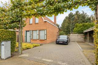 Ontdek deze uitzonderlijke kangoeroewoning op een prachtig perceel van maar liefst 1440 m²Het hoofdgebouw verwelkomt u met een aangename woonkamer...