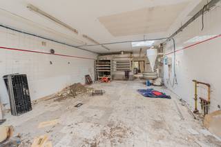 <p>Deze multifunctionele woning aan de Ivo Cornelisstraat in Mechelen combineert twee slaapkamers met een tuin en terras, en biedt daarmee een basis om volledig naar eigen inzicht in te richten. Het pand is te renoveren, wat u de vrijheid geeft om de indeling, afwerking en technieken volledig af te stemmen op uw eigen wensen en leefstijl. De vergunde plannen zijn beschikbaar, zodat u vanaf de start een duidelijk beeld heeft van de mogelijkheden en snel kan starten met de concrete uitwerking van uw project.</p>