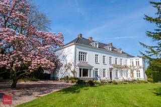 Inkomhal, ruime zomerliving, winterliving, afzonderlijke eetplaats, 2 keukens, 6 slaapkamers, bureel, hobbykamer, 2 badkamers, verschillende...