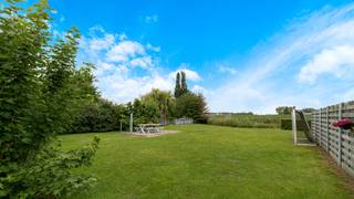 <strong>OPEN HOUSE - zaterdag 18 juli 2026, van 14u tot 17u.</strong><br /><br />Omringd door rust en groen vinden we deze karaktervolle landelijke woning, discreet terug in het centrum van Lapscheure.<br /><br />Het ruime perceel van ca. 515m² biedt volledige privacy en een open zicht over de omliggende velden - een zeldzame vondst voor wie houdt van natuur, buitenruimte en authenticiteit.<br /><br />Het onregelmatige metselwerk in warme oker- en grijstinten, afgezet onder een rood pannendak, geeft het huis een verankerd, vanzelfsprekend karakter binnen het dorpse straatbeeld. De tactiele kwaliteit van de baksteen versterkt het ambachtelijke karakter van de woning.<br /><br />De woning zelf telt geen overbodige ruimtes, de indeling is compact en logisch. Op de benedenverdieping komt men binnen in de inkomhal met vestiairekast. De lichtrijke woonkamer met zit- en eetplaats gaat vanzelfsprekend over op de landelijke open keuken. De douchekamer is vernieuwd en bevindt zich tevens op het gelijkvloerse niveau met alsook een berging en wasplaats.<br />De bovenverdieping telt 2 volwaardige kamers. <br /><br />De zolder bereikt u via de toegangsluik. Het dak is volledig in orde, er werd bijkomende isolatie voorzien en de verwarming gebeurt met een lucht-lucht warmtepomp.<br /><br />De tuin, op het zuidoosten gericht, ruim van opzet, met een grasveld dat openligt naar de achterliggende velden, is wat deze woning uitzonderlijk maakt.<br />Het is de openheid van de tuin en het gevoel van ruimte die de woning haar zeldzame kwaliteit geeft.<br /><br /><em><strong>Deze woning wordt u aangeboden aan een instelprijs, ieder bod wordt voorgelegd aan de verkoper, die al dan niet hierop kan ingaan.</strong></em><br /><br /> Heeft u interesse? Contacteer ons via 050 60 60 78 of info@immonano.be. 