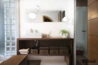 Dit zeer ruim appartement, met een bewoonbare oppervlakte van maar liefst 195 m², bevindt zich op de 3e en 4e verdieping in een authentiek gebouw in het hartje van het oude stadscentrum!<br /><br />Op de 3e verdieping bevindt zich de inkomhal met toegang tot het groot terras, een berging, een ruime nachthall, 2 ruime slaapkamers en een derde slaapkamer (momenteel ingericht als bureauruimte) , een afzonderlijk toilet, een badkamer voorzien van een ligbad en douche, een ruime aparte dressing en een volledig geïnstalleerde open keuken met de trap die je naar de 4e verdieping brengt. Hier vind je de ruime en lichtrijke woonkamer over de ganse verdieping!<br /><br />Er is tevens een gemeenschappelijke kelder- en fietsenberging aanwezig.<br /><br />Dit charmant dakappartement is dus dé perfecte plek om te wonen. Met zijn ruime indeling, moderne voorzieningen en geweldige locatie, biedt dit appartement alles wat u nodig heeft voor een comfortabel en luxueus leven. <br /><br />Echt een uitmuntend appartement dat zeker uw bezoekje waard is!