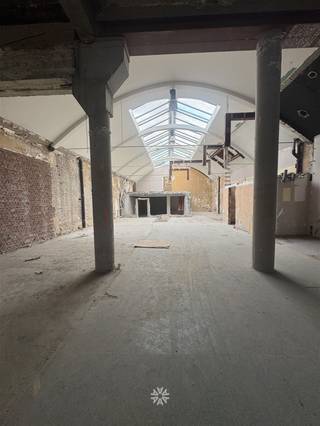 <p><span>GENT - Graaf van Vlaanderenplein: Op zoek naar een casco</span><span> commerciële/kantoor ruimte te huur op toplocatie in Gent? </span><span>Dan is dit pand mogelijk iets voor u.</span></p><p><span> </span></p><p><span>De belangrijkste troeven in een notendop:</span></p><ul><li><span>Gelegen </span><span>aan Gent-Zuid</span></li><li><span>Nabij invalswegen, openbaar vervoer en openbare parking</span></li><li><span>Goede visibiliteit </span></li><li><span>Veel passage gedurende heel het jaar</span></li><li><span>Neoclassicistische gevel</span></li><li><span>Talloze mogelijkheden voor een brede waaier aan handelszaken</span></li></ul><p><span> </span></p><p><span>Indeling:</span></p><p><span>Riante casco ruimte in te delen naar uw voorkeuren. Alsook ruimte met voorzieningen voor sanitair en keuken.</span></p><p><span><br /></span><span>Huurprijs :</span><span> € 6.900 / maand excl. kosten</span></p><p><span>Beschikbaar:</span><span> Onmiddellijk</span></p><p><span>EPC: C</span></p><p><span>Neem contact op met ons kantoor Axel Lenaerts voor een bezoek ter plaatse via onze website.</span></p>