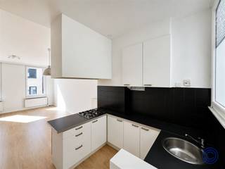 <p><span>Informatie appartement</span></p><p><span>Dit opgefriste appartement is volledig instapklaar en klaar voor nieuwe bewoners. Via de inkomhal komt u terecht in de aangename en lichtrijke leefruimte met open keuken, wat zorgt voor een ruimtelijk gevoel. De keuken beschikt over een praktische ontbijttoog en is uitgerust met een gasfornuis, dampkap, koelkast en spoelbak. De slaapkamer bevindt zich aan de rustige achterzijde van het gebouw en biedt zo alle comfort voor een goede nachtrust. De badkamer is voorzien van een instapdouche, een lavabomeubel en een toilet. Daarnaast beschikt het appartement over een handige berging met aansluiting voor een wasmachine. Bij het appartement hoort tevens een privatieve kelderberging van ongeveer 6 m², ideaal voor extra opslagruimte. Maandelijkse kosten: 50, inclusief privatief waterverbruik en onderhoud/verbruik van de gemeenschappelijke delen. Elektriciteit en gas worden afzonderlijk afgerekend via privatieve meters. Er is geen lift aanwezig, parlofoon is wel aanwezig.</span></p><p><span>Indeling</span><span> </span></p><ul><li><span>Ruime leefruimte van ca. 32m² met open ingerichte keuken op tegelvloer.</span></li><li><span>Keuken in U-vorm is voorzien van een gasvuur, dampkap, frigo en spoelbak. Veel kastruimte en plafond voorzien van ingebouwde spots.</span></li><li><span>Slaapkamer aan achterzijde van het gebouw met toegang tot de badkamer.</span></li><li><span>Badkamer voorzien van douche, lavabomeubel en toilet.</span></li><li><span>Praktische berging voorzien met aansluiting voor een wasmachine. </span></li><li><span>Privatieve kelderberging ca. 6m².</span></li></ul><p><span> </span></p><p><span>Huurvoorwaarden </span></p><ul><li><span>Huurprijs: 890 EUR/maand.</span></li></ul><ul><li><span>Maandelijkse kosten: 50 EUR, provisie voor het waterverbruik van het appartement en het verbruik van de gemeenschappelijke delen. </span></li></ul><ul><li><span>Beschikbaarheid: 1 september 2026.</span></li></ul><ul><li><span>Waarborg: 3 maanden</span></li><li><span>Individuele meters voor elektriciteit en gas , collectieve meter voor water.</span></li></ul><p><span> </span></p><ul><li><span>Opmaak intredende plaatsbeschrijving: 175 EUR excl. btw. </span></li><li><span>Verplichte aansluiting huurdersverzekering.</span></li></ul><p><span> </span></p><p><span>Gebouw</span></p><ul><li><span>Gebouw bestaande uit een kelder, gelijkvloers en 3 verdiepingen met telkens 1 appartement.</span></li><li><span>Geen lift aanwezig.</span></li><li><span>Parlofoon aanwezig.</span></li></ul><p><span> </span></p><p><span>Ligging</span></p><ul><li><span>Zeer rustige locatie in de Markgravewijk.</span></li><li><span>Velostation om de hoek, vlotte bereikbaarheid naar en van de ring van Antwerpen, openbaar vervoer op wandelafstand.</span></li><li><span>Leuke bars, winkels, bakkers, etc. op wandelafstand!</span></li><li><span>3 parken in de directe omgeving: Hofke van Leysen, Harmoniepark en Koning Albertpark.</span></li><li><span>MOBISCORE: 9,9/10.</span></li></ul><p><span> </span></p><p><span>*De informatie in deze prospect is ter informatieve titel: de kandidaat-huurders moeten hun eigen zaak maken van het verkrijgen, controleren en interpreteren van deze informatie.</span></p><p><span> </span></p>