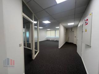 Kwalitatief kantoor van 244 m² met 241 m² opslag te huur op een fantastische locatie met visibiliteit vanaf de R0 te Groot-Bijgaarden. De...