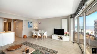 <p>Cet appartement clé sur porte bénéficie d’un emplacement privilégié à proximité immédiate de la plage, de la place Rubens et de La Réserve, avec une agréable vue latérale sur la mer.</p>
<p>Disposition : hall d’entrée avec vestiaire et toilette séparée. Spacieux et lumineux séjour avec salle à manger donnant accès à la terrasse offrant une vue latérale sur la mer. Cuisine ouverte, entièrement équipée avec tous les appareils électroménagers et de nombreux placards intégrés.</p>
<p>La chambre principale dispose de placards intégrés et d’une salle de douche attenante avec lavabo, douche et toilette. La deuxième chambre spacieuse bénéficie également de placards intégrés et d’une salle de douche attenante. Les deux chambres donnent accès à la terrasse arrière. Une troisième chambre est prévue pour l’installation de lits superposés.</p>
<p>L’appartement comprend également un espace de rangement/buanderie pratique, une cave privative et un local à vélos commun. Situé dans une petite résidence ne comptant qu’un appartement par étage, il garantit calme, intimité et confort.</p>