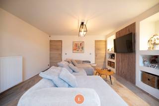 In een rustige omgeving bevindt zich deze charmante instapklare woning met 2 slaapkamers, tuin en ruime garagae.De woning werd grondig vernieuwd in...