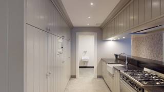 PLAN VIA VOLGENDE LINK UW BEZOEK IN ALSOOK UW GEGEVENS: https://demeester.mijnhuurprofiel.be/whise/7235906<br /><br />Top gelegen appartement aan Handelsbeurs van Antwerpen met prachtig uitzicht op de Meir!<br /><br />Ruim hoekappartement met mooie lichtinval. Volledig geïnstalleerde keuken, ruime leefruimte op parket met aansluitend zuidelijk geöriënteerd en overdekt terras. Verder 2 ruime slaapkamers met ingemaakte kasten en 2 badkamers. Gastentoilet.<br /><br />Berging in kelder. Parking mogelijk te huur in het gebouw aan 150 euro en mogelijkheid tot huren van 2de parking aan zelfde prijs.