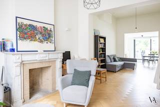 In deze prachtige herenwoning bevindt zich een uitzonderlijk ruim triplexappartement met vier slaapkamers, twee badkamers, twee terrassen en een praktische zolderberging.<br /><br />Via de authentieke inkomhal bereik je de lichtrijke leefruimte met eetkamer en moderne, volledig uitgeruste keuken. Aansluitend bevindt zich een aangenaam dakterras met prachtig uitzicht op de Parochiekerk Onze-Lieve-Vrouw Middelares.<br /><br />Op de bovenliggende verdiepingen bevinden zich vier volwaardige slaapkamers en twee uitgeruste badkamers.<br /><br />Het pand werd in 2024 volledig en hoogwaardig gerenoveerd, waarbij authentieke charme werd gecombineerd met hedendaags comfort. Mooie houten parketvloeren, een EPC A en zonnepanelen zorgen voor een stijlvolle en energiezuinige woonervaring.<br /><br />Gelegen op een absolute toplocatie in het centrum van Leuven, op wandelafstand van het station, winkels, restaurants en alle voorzieningen.<br /><br />Huurprijs: € 2.200/maand<br />Geen gemeenschappelijke kosten<br />Onmiddellijk beschikbaar<br /><br />Een unieke kans voor wie ruim en kwalitatief wil wonen in hartje Leuven. Interesse? Contacteer ons voor een bezoek.