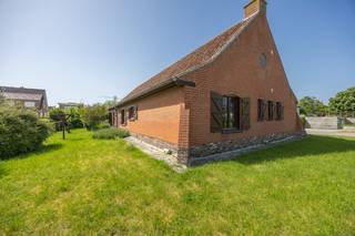 <ul>
	<li>Zonnig <strong>alleenstaande bungalow</strong> gelegen in een rustige wijk (Mariakerke) nabij de zee ( wandel afstand 8 min). </li>
	<li>Zeer <strong>vlot bereikbaar</strong> via de autosnelweg. Scholen, winkels ,openbaar vervoer alles op 5 min. </li>
	<li>De woning bevindt zich op een perceel grond van <strong>749m<sup>2</sup>. </strong></li>
	<li><u><strong>Indeling</strong></u>: Inkomhal, royale leefruimte, keuken met berging,<strong> 4 volwaardige slaapkamers,</strong> badkamer met toilet, gastentoilet, garage met elektrische poort, zolder en een tuin rondom de woning. Bovendien is de woning volledig onderkelderd (kruipkelder).</li>
</ul>