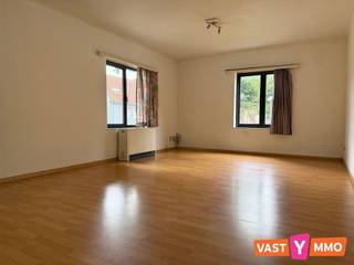 <p><span>Appartement op de eerste verdieping (geen lift) midden in het dorp van Gooreind. </span></p><p><span> </span></p><p><span>Indeling: </span></p><p><span>Inkomhal met plaats voor vestiaire, leefruimte (28m²), aparte keuken (16m²) ingericht met een keramische kookplaat, dampkap, en spoelbak. In de keuken bevindt zich een aansluiting voor wasmachine of vaatwasser, bovendien is er genoeg plaats voor een keukentafel. Verder nog een berging, één slaapkamer (16m²) en een badkamer voorzien van een douche, lavabo in meubel en toilet. </span></p><p><span>Dit appartement heeft geen terras. </span></p><p><span> </span></p><p><span>Geen vaste kosten. </span></p><p><span>Onmiddellijk beschikbaar. </span></p>