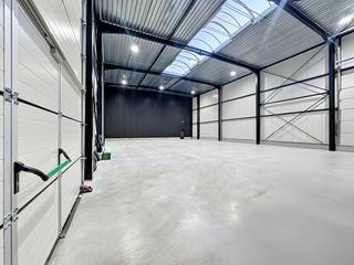 Magazijn van ca. 440 m² te huur in Wevelgem. Specificaties:- 2 sectionale poorten- 8,85 m vrije hoogte- Polybeton- Lichtstraat- 2 staanplaatsen voorzienVermelde prijzen zijn exclusief BTW.Dankzij de uitstekende bereikbaarheid, nabij belangrijke snelwegen en invalswegen, is dit de ideale locatie om klanten en partners te ontvangen.Bent u op zoek naar bedrijfsvastgoed te huur in Wevelgem? Aarzel dan zeker niet om ons te contacteren op het nummer 056 21 11 11.