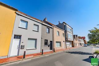 Maison à louer Knokke Centre-ville<br /><br /><br /><strong>Belle maison avec 3 chambres à coucher située au centre-ville de Knokke, à proximité du stade sportif, du marché aux légumes et de l'avenue Lippens.</strong><br /><br /><u>Rez-de-chaussée:</u> Cuisine entièrement équipée avec coin repas. WC séparé. Coin salon donnant sur la terrasse. Chambre 1 avec salle de douche et buanderie.<br /><br /><u>Premier étage: </u>Chambre 2. Salle de douche.<br /><br /><u>Deuxième étage:</u> Chambre 3.<br /><br /><br /><u>Loyer :</u><br />Meublé 1.375 €/mois<br /><br />Vous souhaitez plus d’informations et/ou une visite des lieux?<br />Contactez-nous au +32 (0)50 62 11 20 ou info@agenceschmitz.be<br /> 