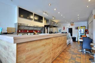 UITSTEKEND GELEGEN HANDELSPAND MET WOONST OP DE GROTE MARKT TE RONSE! Deze horecazaak geniet van een centrale ligging met heel wat passage en tal...