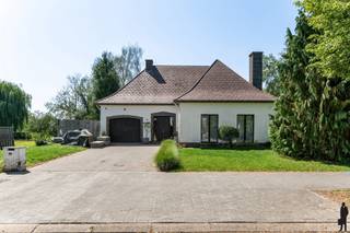 Woning met zeer veel potentieel en zicht op groen, op een TOP locatie nabij het centrum van KontichOnmiddellijke omgeving:- Vlakbij het centrum van...