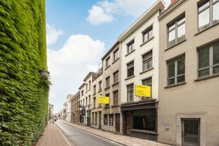 <div>
<div>
<div>
<div>
<p>Située dans la très animée Reyndersstraat, cette charmante maison de ville séduit par son caractère authentique et ses nombreuses possibilités d’aménagement.<span></span></p>
<p>La façade typiquement anversoise attire immédiatement l’attention, tandis que l’intérieur a conservé plusieurs éléments d’origine, notamment <strong>des plafonds à poutres en bois, des murs en briques apparentes, des menuiseries en bois d’origine et des planchers en bois authentiques</strong>.</p>
<p>Grâce à ses différents niveaux, le bien peut être aménagé et réorganisé selon vos besoins et vos envies.</p>
<p>La combinaison de <strong>son emplacement central, de son architecture pleine de caractère et de son potentiel de rénovation</strong> en fait une opportunité intéressante pour ceux qui recherchent un bien avec cachet et potentiel.</p>
</div>
</div>
</div>
</div>
<div></div>
<div></div>
<p></p>
