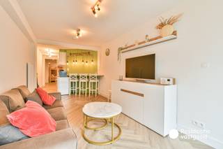 Op zoek naar een instapklaar appartement aan zee zonder zorgen? Ontdek dit gezellige, volledig gerenoveerde gelijkvloerse appartement op wandelafstand van de zeedijk en het strand van Wenduine.<br /><br />Het appartement werd in 2023 volledig vernieuwd met kwalitatieve materialen. Ook het dak en de elektriciteit werden aangepakt. Dankzij de gelijkvloerse ligging geniet u van extra comfort: geen trappen, geen liftkosten en gemakkelijk laden en lossen. Ideaal als tweede verblijf: de verwarming kan vooraf aangezet worden zodat u bij aankomst meteen kunt genieten.<br /><br />De lichtrijke woonkamer sluit aan op de vernieuwde en ingerichte keuken. Verder beschikt het appartement over een moderne badkamer met regendouche, lavabomeubel, verlichte spiegel en elektrische handdoekdroger, een apart toilet en een praktische nachthal.<br /><br />De comfortabele slaapkamer is voorzien van ingebouwde kasten en een dakkoepel met automatische verduistering.<br /><br />Gelegen in het charmante Wenduine, op wandelafstand van strand, zeedijk, winkels, horeca en Kusttram.<br /><br />Troeven: volledig gerenoveerd • dak &amp; elektriciteit aangepakt • gelijkvloers • geen liftkosten • makkelijk laden/lossen • instapklaar • topligging aan zee.<br />Ideaal als tweede verblijf, investering of vaste woonst.<br /><br />De vermelde prijs is een richtprijs. Elk bod wordt voorgelegd aan de eigenaar, die het recht behoudt dit te aanvaarden of te weigeren.<br /><br />Gratis uw eigendom laten schatten?<br />http://www.residentievastgoed.be/gratisonlineschatten