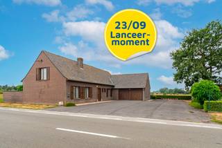Aan de groene stadsrand van Tielt, op het einde van de Schuiferskapelsesteenweg, ontdekken we deze bijzonder ruime woning op een prachtige open locatie. Omringd door weilanden en uitgestrekte landschappen geniet je hier van rust, ruimte en fantastische vergezichten, terwijl het centrum van Tielt vlot bereikbaar blijft.<br /><br />De ruime oprit biedt onmiddellijk plaats aan meerdere wagens op eigen terrein.<br /><br />Binnen verwelkomt de woning je via een royale inkomhal met aansluitend de ruime leefruimte en keuken. Verder vinden we op het gelijkvloers een nachthal, bureelkamer, badkamer en volwaardige slaapkamer. Een zeer ruime berging en aanpalende dubbele garage maken deze verdieping compleet.<br /><br />Via de vaste trap bereiken we de eerste verdieping, die momenteel is opgedeeld in twee vleugels. Hier bevinden zich vandaag twee bijzonder ruime slaapkamers, aangevuld met verschillende praktische berg- en opbergruimtes. De beschikbare oppervlakte biedt heel wat mogelijkheden om deze verdieping volledig naar eigen wens in te richten.<br /><br />Buiten beschikt de woning over een aangename tuin die in de praktijk nog enkele meters verder doorloopt. Samen met het achterliggende open landschap zorgt dit voor een bijzonder gevoel van ruimte, privacy en vrijheid.<br /><br />Ben je op zoek naar een ruime woning die je volledig naar eigen smaak kunt renoveren? Of droom je ervan om op deze locatie een volledig nieuwe droomwoning te realiseren, eventueel onder de voorwaarden van het verlaagde btw-tarief van 6% voor sloop en heropbouw? Hier liggen heel wat mogelijkheden.<br /><br />Ontdek de eigendom tijdens ons lanceermoment op woensdag 23 september. Schrijf je vooraf in en ontvang een persoonlijk tijdslot en het verkoopdossier. Na het bezoek krijg je de mogelijkheid om een bod uit te brengen.<br /><br />De geadverteerde prijs betreft een richtprijs.