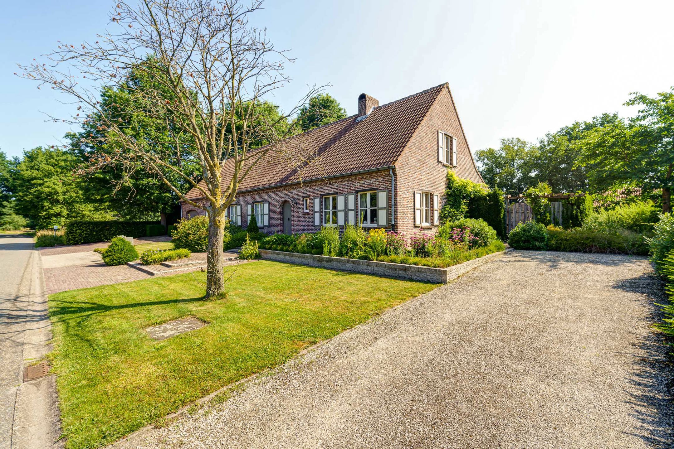 Uitzonderlijke woning met 6 slaapkamers op perceel van 37 are. - foto 2