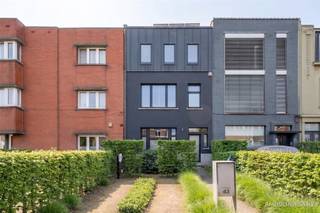 <p><span>In </span><span>één van de meest gegeerde en mooiste straten van Merksem</span><span> bevindt zich deze </span><span>uitzonderlijke herenwoning met unieke, architecturale gevel</span><span> die klasse en karakter uitstraalt. </span></p><p><span> </span></p><p><span>De woning werd </span><span>volledig gerenoveerd met hoogwaardige materialen</span><span> en is tot in de puntjes afgewerkt — </span><span>instapklaar en klaar om een gezin thuis te laten komen</span><span>.</span></p><p><span> </span></p><p><span>De </span><span>ruime en gezellige leefruimte</span><span> vormt samen met de </span><span>luxueuze, volledig uitgeruste keuken</span><span> het hart van de woning. Dankzij de directe verbinding met de </span><span>zonnige, onderhoudsvriendelijke stadstuin</span><span> ontstaat een heerlijke leefomgeving waar het hele gezin kan genieten van gezellige momenten met vrienden en familie.</span></p><p><span> </span></p><p><span>Met </span><span>drie royale slaapkamers</span><span> biedt deze woning eigen ruimte voor elk gezinslid, een thuiswerkplek of logeerkamer. De </span><span>stijlvolle badkamer</span><span> zorgt voor aangenaam extra comfort.</span></p><p><span> </span></p><p><span>Extra troeven zoals een droge kelder, </span><span>privatieve parking voor de deur met laadpaal</span><span> en </span><span>zonnepanelen</span><span> verhogen het dagelijkse gemak en maken de woning bovendien energiezuinig en toekomstgericht.</span></p><p><span> </span></p><p><span>Een </span><span>zeldzame combinatie van luxe, ruimte en gezinsvriendelijk wonen</span><span> op een absolute toplocatie in Merksem.</span></p><p><span> </span></p><p><span>Word jij de gelukkige eigenaar van deze warme thuis?</span></p><p><span>Contacteer ons vandaag nog!</span></p><p><span><span>Sofie@sinjoor.be</span></span><span> of 03/646.66.55</span></p><p><span> </span></p>