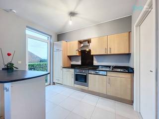 Gelegen in het hart van het dorp Tilly, op de eerste verdieping van een rustige residentie, biedt dit lichte appartement alle nodige comfort...