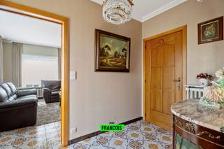 Deze gelijkvloerse woning bevindt zich op een rustige locatie, dicht bij het centrum van Edewalle (Kortemark), en staat op een perceel van 1000 m².<br /><br />De indeling op het gelijkvloers omvat een ruime inkomhal, een gezellige en lichte leefruimte, een volledig ingerichte keuken, een slaapkamer, wasplaats en een grote veranda. Daarnaast is heb je nog 2 extra gelijkvloerse slaapkamers of een praktijkruimte.<br /><br />Op de bovenverdieping bevinden zich twee slaapkamers en ook de zolder biedt extra opbergmogelijkheden.<br /><br />De tuin is een absolute troef: je geniet er van een open zicht op de omliggende velden. Verder zijn er een garage en een aparte buitenberging aanwezig.<br /><br />De opgegeven prijs geldt als een vraagprijs. Elk bod wordt aan de verkoper(s) voorgelegd, die vrij zijn om dit te aanvaarden.<br /><br />