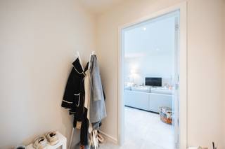 Bent u op zoek naar een huur appartement dat modern comfort combineert met een uitstekende EPC? <br />Homixx Vastgoed stelt u graag dit lichtrijke appartement voor, gelegen in de recente en stijlvolle residentie "Het Land van Beerzel" te Putte. <br />Met een bewoonbare oppervlakte van 90 m² en een hoogwaardige afwerking biedt deze woonst alles wat u nodig heeft voor een zorgeloze toekomst.<br /><br />Bij het betreden van het appartement ervaart u direct de praktische indeling. De ruime leefruimte vloeit naadloos over in de moderne open keuken, die voorzien is van alle hedendaagse comfort. Grote raampartijen zorgen voor veel natuurlijk licht en geven toegang tot het gezellige terras, waar u in alle rust kunt genieten. Naast de keuken bevindt zich een praktische berging.<br /><br />Het appartement beschikt over twee volwaardige slaapkamers, een stijlvol ingerichte badkamer en een apart toilet. Dankzij de aanwezigheid van zonnepanelen en de uitstekende isolatie geniet dit pand van een gunstige EPC-score A, wat resulteert in een zeer laag energieverbruik. <br /><br />Ook aan parkeergelegenheid en stockage is gedacht: in de ondergrondse verdieping beschikt u over een garage met twee staanplaatsen en een privatieve kelderberging. <br />De bewoners kunnen gebruikmaken van de prachtig aangelegde gemeenschappelijke tuin.<br /><br />Er komen nog €140 gemeenschappelijke kosten bij. (€1000 huur + €140 gem kost)<br />Beschikbaar vanaf 01/09/2026