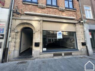 In het bruisende centrum van Ieper bevindt zich dit veelzijdige handelspand, ideaal voor kantoor- of commerciële activiteiten. Het pand beschikt...