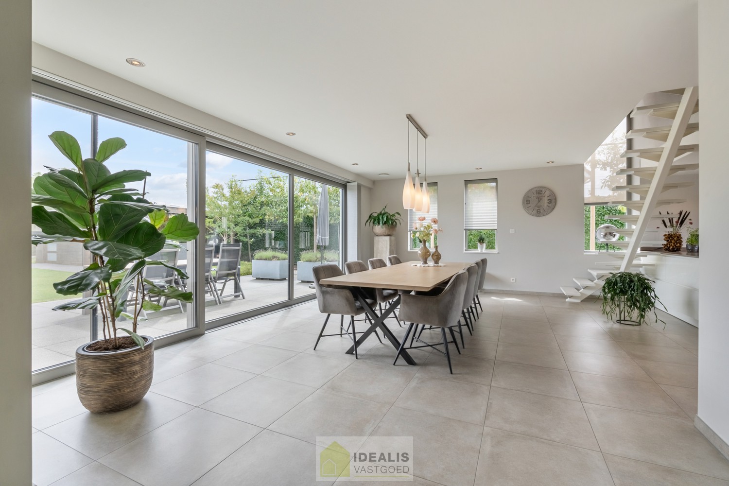 IDEALIS VASTGOED – ROYALE, INSTAPKLARE EN PERFECT ONDERHOUDEN GEZINSWONING DEWELKE OP EEN ELEGANTE MANIER WERD AANGEPAST AAN MINDERVALIDEN OP EEN RUIM EN RUSTIG PERCEEL VAN 11A 55CA - foto 5