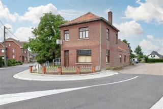 Uniek renovatieproject met karakter - voormalig café met woonst met tal van mogelijkheden op gunstige locatie Omgeving:+ Gunstig gelegen in een...