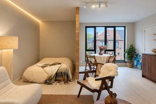 <strong>Slechts 3 volledig gerenoveerde studio's beschikbaar, vanaf € 255.000!</strong><br /><br />Op een aantrekkelijke locatie aan de Zwijnaardsesteenweg, vlak bij UZ Gent, bieden we drie volledig gerenoveerde, instapklare studio's aan.<br /><br /><strong><u>Voor meer info alexander@ocvastgoed.be of 0476 62 30 37! </u></strong><br /><br />Ideaal voor wie een eigen plek in Gent zoekt, voor ouders die hun studerend kind comfortabel willen huisvesten of voor investeerders die op zoek zijn naar kwalitatief vastgoed.<br />De studio's zijn hedendaags afgewerkt met onder meer een vernieuwde keuken, mooie parketvloeren en elektrische verwarming. Het gebouw beschikt bovendien over een lift.<br /><br /><strong>Beschikbare studio's en vraagprijzen:</strong><br /><strong>- Nr. 644 – € 275.000:</strong> 37 m², eerste verdieping, achteraan gelegen met rustig, groen uitzicht.<br /><strong>- Nr. 646 – € 255.000: </strong>36 m², eerste verdieping, aan de straatzijde.<br /><strong>- Nr. 658 – € 275.000: </strong>37 m², tweede verdieping, achteraan gelegen met rustig, groen uitzicht.<br /><br /><strong>Waarom deze studio's interessant zijn:</strong><br />- Volledig gerenoveerd en vrij bij aankoop<br />- Hedendaagse afwerking<br />- Nieuwe ramen <br />- Gelegen vlak bij UZ Gent<br />- Geschikt voor eigen bewoning of investering<br /><br /><strong>Slechts 3 gerenoveerde studio's beschikbaar. </strong>Wie tijdig komt kijken, heeft de ruimste keuze uit de verschillende liggingen.<br /><br /><strong>Interesse? Plan je bezoek!</strong><br /><br />Contacteer Alexander van OC Vastgoed op <strong>0476 62 30 37 </strong>of via <strong>alexander@ocvastgoed.be</strong>. Ik bezorg je graag alle informatie en help je de studio te vinden die het best bij je past.<br /><br />CV: Elektrisch<br />EPC: 264 kWh/m²jaar (C-label) – Bruto vloeroppervlakte: 36 m<sup>2 </sup>volgens het EPC-attest <br />Stedenbouwkundige inlichtingen: woongebied, bouwvergunning, geen verkavelingsvergunning, voorkooprecht, geen rechterlijke herstelmaatregel of bestuurlijke maatregel opgelegd.<br />Geen overstromingsgevoelig gebied: P-score: C, G-score: C.<br />Geen renovatieplicht.<br />