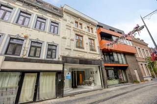 <p><strong>TE KOOP: Handelshuis met woonst en ruim magazijn in het centrum van Tongeren!</strong><br />Bent u op zoek naar een handelspand met woongelegenheid op een uitstekende locatie? Dit veelzijdige handelshuis, gelegen in de Hemelingenstraat in het centrum van Tongeren, biedt een ideale combinatie van commercieel potentieel en wonen. Dankzij de centrale ligging en de ruime indeling is dit eigendom uitermate geschikt voor zelfstandigen, ondernemers of investeerders.<br />Op het gelijkvloers bevindt zich een ruime handelsruimte met een grote vitrine, die zorgt voor een uitstekende visibiliteit en natuurlijke lichtinval. Aansluitend vindt u een praktische berging die perfect dienst kan doen als opslagruimte of werkruimte.<br />Het woongedeelte beschikt over een aangename woonkamer, een ruime keuken, twee volwaardige slaapkamers en een badkamer uitgerust met een moderne inloopdouche. Hierdoor combineert het pand moeiteloos wonen en werken onder één dak.<br />Een absolute meerwaarde is het ruime magazijn dat aansluitend aan het pand gelegen is en zich uitstrekt over twee verdiepingen. Deze extra ruimte biedt tal van mogelijkheden, zoals opslag, atelier, werkplaats of uitbreiding van de handelsactiviteit.<br />Dankzij de centrale ligging, de ruime commerciële oppervlakte en het praktische magazijn biedt dit handelshuis een uitstekende opportuniteit voor wie op zoek is naar een pand met tal van mogelijkheden.<br /><strong>Ligging:</strong><br />Het handelshuis is gelegen in de Hemelingenstraat, in het centrum van Tongeren. Winkels, horecazaken, scholen en openbaar vervoer bevinden zich op wandelafstand. Bovendien geniet het pand van een vlotte bereikbaarheid en een uitstekende commerciële ligging, waardoor het een interessante uitvalsbasis vormt voor diverse handelsactiviteiten.<br /><strong>Indeling:</strong><br />Gelijkvloers – handelsgedeelte<br />Ruime winkelruimte met vitrine, berging.<br />Woongedeelte<br />Woonkamer, ruime keuken, twee ruime slaapkamers en een badkamer met inloopdouche.<br />Magazijn<br />Ruim magazijn verdeeld over twee verdiepingen.<br /><strong>Troeven:</strong><br />- Centrale ligging in het centrum van Tongeren!<br />- Ruime winkelruimte!<br />- Ruim magazijn verdeeld over twee verdiepingen<br />- Tal van commerciële en opslagmogelijkheden<br /><strong>EPC C met certificaatnummer 20230502-0002879539-RES-1</strong><br /><strong>G-score: A</strong><br /><strong>P-score: A</strong><br /><strong>Stedenbouwkundige info: woongebied – bouwvergunning – geen voorkooprecht </strong><br /><strong>Bron bewoonbare oppervlakte EPC</strong></p>