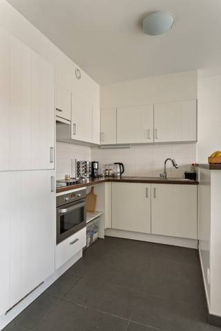 <p><strong>Centraal gelegen instapklaar appartement met twee slaapkamers te koop</strong></p>

<p>Dit stijlvolle appartement op de eerste verdieping van Residentie Da Vinci biedt een uitstekende combinatie van wooncomfort en investeringspotentieel. Dankzij de centrale ligging zijn winkels, scholen, openbaar vervoer en het groene park Baron Casier vlot bereikbaar.</p>

<h3><strong>Indeling:</strong></h3>

<p>Bij binnenkomst vind je een inkomhal met gastentoilet en praktische vestiaire. De ruime leef- en eetruimte sluit aan op een open, volledig uitgeruste keuken. Vanuit de woonkamer heb je toegang tot een terras aan de voorzijde van het gebouw.</p>

<p>Verder beschikt het appartement over twee volwaardige slaapkamers, beide met toegang tot een achterliggend terras. Daarnaast is er een aparte was- en bergruimte en een badkamer met dubbele lavabo en ligbad/douche.</p>

<h3><strong>Troeven</strong></h3>

<ul><li>Lichtrijk appartement met twee slaapkamers</li><li>Gezamenlijke fietsstalling</li><li>Centraal gelegen</li><li>Gewaarborgde <strong>huuropbrengst</strong></li><li>Fiscaal aftrekbare erfpachtkosten via vennootschap</li></ul>

<p>Wil je graag meer informatie over dit appartement en de erfpachtvoorwaarden? Neem dan vrijblijvend contact op met <strong>Sofie Bossuyt – 0474/22.21.82</strong>.</p>