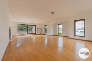 KIJKDAG ZON. 6 SEPTEMBER VAN 10u TOT 12u (OP AFSPRAAK!)<br /><br />AALST - Zeer groot appartement met dubbel terras en drie slaapkamers<br />Dit gunstig en centraal gelegen duplex appartement heeft alles in de nabijheid zoals de Delhaize naastliggend, restaurants, openbaar vervoer, E40, scholen en op wandelafstand van centrum Aalst. <br />Het appartement heeft een zeer grote en lichtrijke woonkamer door de vele ramen en grote schuiframen van de 2 ruime terrassen. De keuken is goed uitgerust met alle nodige toestellen, een extra nuttige, droge berging en voorzien van een ontbijthoek.<br /><br />Op het verdiep zijn er drie zeer ruime slaapkamers en een badkamer met dubbele lavabo, douche en bad. <br />Naast de grote leefruimtes is er ook extra berging voorzien op gelijkvloers, verdiep en buitenberging aan de terrassen. <br /><br />De twee staanplaatsen in de garage zijn optioneel aan te kopen. Er is een grote en een kleine plaats in de kelder. <br /><br />De vermelde prijs is een richtprijs. Na ontvangst van de biedingen beslist de verkoper vrij om al dan niet over te gaan tot verkoop en aan welk bod. De richtprijs is niet bindend.
