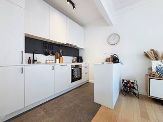 <p>Volledig <strong>gerenoveerd hoekgebouw</strong> gelegen op toplocatie tussen de Kloossterstraat en de Nationalestraat. Vlakbij het gezellige St. Andriesplein, winkels en openbaar vervoer. <br />De renovatie gebeurde met aandacht voor kwalitatieve materialen, zo werden vol eiken parketvloeren, keramische tegels, aluminium ramen en nieuwe energiezuinige CV-ketels voorzien. Tussen de verdiepingsvloeren werd extra isolatie geplaatst om contactgeluid met de buren de minimaliseren. <br /><br /><strong>Indeling:</strong> Inkom; aparte wc; bergplaats; woonkamer op parket; open keuken met keukeneiland; 2 slaapkamers op parket; badkamer met inloopdouche, balkonterras. Ruime kelderberging inbegrepen.<br /><br /><strong>Bijzonderheden:</strong></p>
<ul>
<li>Cv op gas. Individuele meters voor gas, water en elektriciteit.</li>
<li>Alg. kosten: € 55,-.</li>
<li>EPC: 195 kWh/m2. </li>
<li>Beschikbaar op 1 oktober 2026. </li>
</ul>
<p>Ben je een echte stadsmus? Dan is deze locatie zeker iets voor jou!</p>