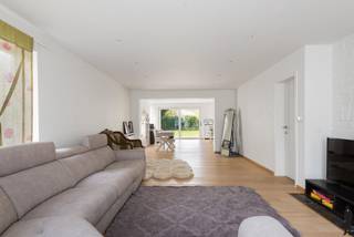 <p>Open bebouwing op ca. 775 m² met 4 slpk, ruime tuin en garagebox!<br /><br /><span><strong>De gelijkvloerse verdieping is voorzien van:</strong></span><br />- Een inkomhal op tegelvoer<br />- Een living met werkende open haard en grote raampartijen<br />- Een aansluitende eetkamer met schuiframen naar het terras en tuin<br />- Open keuken met zicht op de tuin, met vaatwasser, koelkast met vriesvak, combi oven, en een keramisch kookvuur<br />- Bureau met deur naar oprit<br />- Douchekamer met douche, toilet en dubbele lavabo<br />- Een inpandige garage met elektrische poort en aansluiting voor was - en droogmachine, en toegang naar de centrale hal<br /><br /><span><strong>De eerste verdieping is voorzien van:</strong></span><br />- 4 Slaapkamers, waarvan 1 met inbouwkasten en alle slaapkamers zijn voorzien van een parketvloer<br />- Badkamer met toilet, bad en dubbele lavabo<br /><br /><span><strong>De tuin:</strong></span><br />- Volledig omheind<br />- Groot terras met een noord-west oriëntatie<br />- Lange oprit en garagebox met elektrische poort, welke aan de achterkant toegang geeft naar de tuin<br /><br /><span><strong>Algemeen:</strong></span><br />- Dag -en nachttarief<br />- Living, eetkamer en bureau zijn voorzien van parketvloer<br />- Inbouwspots op het gelijkvloers<br /><br />Zeer rustig gelegen, in een residentiële wijk!</p>