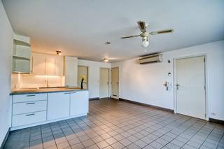 Dit vernieuwd appartement met 2 slaapkamers is ideaal gelegen in Bredene, op slechts een steenworp afstand van de prachtige duinen. Het appartement biedt niet alleen comfort en moderne voorzieningen, maar ook een uitstekende bereikbaarheid met winkels, openbaar vervoer (bus en tram), groot warenhuizen en gezellige restaurants in de nabije omgeving.<br /><strong>Gemeenschappelijke kosten: slechts 45 €/maand</strong><br /><br /><strong>De troeven van dit appartement:</strong>
<ul>
	<li><span><strong>2 volwaardige slaapkamers</strong> – Ruim en licht, perfect voor een gezin, koppels of als extra werkruimte.</span></li>
	<li><span><strong>Gemeenschappelijke GRATIS parking</strong> – Achter het gebouw bevindt zich een parkeerterrein dat exclusief voor bewoners toegankelijk is.</span></li>
	<li><span><strong>Gelijkvloers</strong> – Gemakkelijk bereikbaar en ideaal voor mensen die geen trappen willen nemen.</span></li>
	<li><span><strong>Uitstekend EPC met B-Label</strong></span></li>
	<li><span><strong>De woning is asbestveilig</strong></span></li>
</ul>
Het appartement bestaat uit:

<ul>
	<li><span><strong>Inkomhal</strong> met apart toilet</span></li>
	<li><span><strong>Praktische woonkamer en eetplaats</strong> – Lichtrijk en uitnodigend, ideaal om te ontspannen of gasten te ontvangen.</span></li>
	<li><span><strong>Volledig vernieuwde open keuken</strong> – Voorzien van moderne apparatuur, waaronder elektrisch kookvuur, </span>vaatwasser, oven met ingebouwde microgolf, koelkast en diepvries</li>
	<li><span><strong>Ruime badkamer</strong> – voorzien van lavabo en ligbad met glazen wand om te douchen.</span></li>
</ul>
<span>Verwarming: via warmtepomp lucht-lucht.</span><br /><br />Wenst u dit praktische appartement nabij de zee te bezichtigen? Aarzel dan niet om contact op te nemen via telefoon op <strong>0495/50.69.20</strong> of per e-mail naar <strong>nicolas@jolieinvest.be</strong>.<br />Mis deze unieke kans niet om te wonen in een vernieuwd appartement op een toplocatie!
<div><span>Bovenkant formulier</span></div>
<br /><br /> 