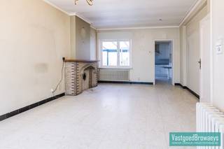 In de charmante dorpskern van Horebeke bevindt zich deze statige, <strong>goed onderhouden</strong> rijwoning met <strong>garage, veranda, terras en tuin</strong>. Deze karaktervolle woning biedt een praktische indeling, mooie volumes en vormt de ideale basis voor wie op zoek is naar een woning met veel potentieel, die nog verder naar eigen smaak kan worden opgefrist.<br /><br />Bij het betreden van de woning komt u binnen in een ruime inkomhal, die meteen de statige uitstraling van deze eigendom benadrukt. Aansluitend bevindt zich de lichtrijke leefruimte, gevolgd door een aparte keuken en een veranda met zicht op de buitenruimte. Verder beschikt de woning op het gelijkvloers over een garage, een terras en een aangename tuin, wat zorgt voor extra comfort en gebruiksgemak.<br /><br />Op de bovenverdieping bevinden zich drie volwaardige slaapkamers en een badkamerruimte.<br />Mits een opfrissing of renovatie kan deze eigendom uitgroeien tot een bijzonder aangename en stijlvolle thuis.<br /><br />Voor meer informatie of een bezoek ter plaatse bel Stefanie op het nummer 055/59 50 10 of email stefanie@vastgoedbrowaeys.be<br /> 