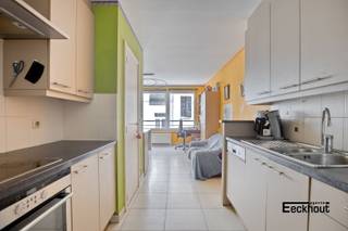 Dit moderne appartement bevindt zich op de tweede verdieping van de kleine, doch standingvolle residentie 'Muscadet' te Oostende. In deze residentie is er slechts één appartement per verdieping. Het gebouw is gelegen in een rustige straat in het centrum van Oostende, vlakbij het strand, winkels en openbaar vervoer (tram- en bushaltes). Het station bevindt zich op amper 5 minuten wandelen.<br />Indeling: inkomhal met plaats voor vestiairekast, apart gastentoilet met lavabo, grote woonkamer, halfopen keuken voorzien van alle toestellen en veel kastruimte, nachthal, 2 zeer ruime slaapkamers (12m² + 16 m²) waarvan één met terras, en grote badkamer met dubbel lavabomeubel, ligbad en douche.<br />Het appartement is energiezuinig (EPC-label B) en de elektriciteit is conform!<br />In het gebouw is er een gemeenschappelijke fietsenberging aanwezig!<br />Het appartement is momenteel verhuurd aan een vaste (goede) huurder en is dus ideaal als investering!