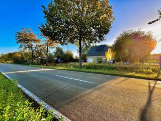 In de Ledestraat in Moerbeke, op een boogscheut van het dorpscentrum, bevindt zich deze interessante bouwgrond van 1.129 m².Het perceel ligt langs de...