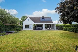 <strong>Mooi gelegen luxe afgewerkte vrijstaande woning met o.a: 4 slaapkamers, 2 badkamers, ruime en lichte leefruimte met open keuken, inpandige garage, kantoor, mooie onderhoudsvriendelijke tuin op het westen met 2 overdekte terrassen.<br />Gelegen op een perceel van ca.842m² nabij het centrum van Poppel in een rustige en kindvriendelijke straat.<br />EPC label B, zonnepanelen en goedgekeurde electriciteit.<br />Er is een badkamer en slaapkamer op de begane grond zodat de woning levensloop bestendig is.<br /><br /></strong><span>Gelijkvloers:</span><br /><span>U betreedt de woning via een mooie inkomhal. Rechts van de hal bevindt zich een ruim kantoor met ingebouwde kastenwand. <br />De ruime woonkamer heeft een visgraatvloer en heeft fraai uitzicht op de tuin.<br />De open keuken is voorzien van goede kwaliteit inbouwapparatuur en heeft toegang tot een gezellig overdekt terras. <br />Op de begane grond heeft u nog een ruime slaapkamer met uitzicht op de tuin en toegang tot het overdekt terras. Verder is er nog een badkamer voorzien van ligbad, inloopdouche en wastafel. De ruime inpandige garage met automatische poort is ideaal voor uw auto of te gebruiken als berging.</span><br /><br /><span>Eerste verdieping:</span><strong><br /></strong><span>De vaste trap in de inkomhal brengt u naar de eerste verdieping waar zich 3 slaapkamers bevinden. 2 slaapkamers hebben toegang tot een overdekt terras. Verder is er op de eerste verdieping nog een badkamer voorzien met douche, dubbele wastafel en toilet. Via de vlizotrap heeft u toegang tot de bergzolder.</span><br /><br /><span>Buitengebeuren:</span><br /><span>In de mooi aangelegde zonnige tuin is voldoende privacy en deze is volledig omheind. Zowel aan de woning als achter in de tuin bevinden zich 2 gezellige overdekte terrassen en een tuinberging.</span><br /><br /><span>Bijzonderheden:</span><br /><span>- Goed onderhouden en instapklaar</span><br /><span>- Zonnepanelen</span><br /><span>- Alle voorzieningen op de begane grond.</span><br /><span>- vernieuwde aluminium kozijnen, recente cv-ketel.</span><br /><span>- Kruipruimte is recent geisoleerd.</span><br /><span>- Rustige ligging nabij het centrum van Poppel</span>