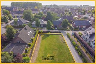 Immo Van Middelem stelt deze bouwgrond van +/- 6a30ca te koop, geschikt voor een open bebouwing. Op vandaag maakt deze deel uit van de tuin van...
