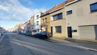 Ontdek deze gezellige rijwoning in een rustige straat, maar toch vlakbij school, shoppingcenter en openbaar vervoer – alles binnen handbereik!Er is...