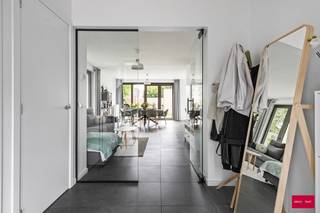 MIS DEZE BUITENKANS NIET! Uiterst rustig en toch vlakbij alle voorzieningen gelegen BEN-woning van 2022. Via de inkomhal met berging en...